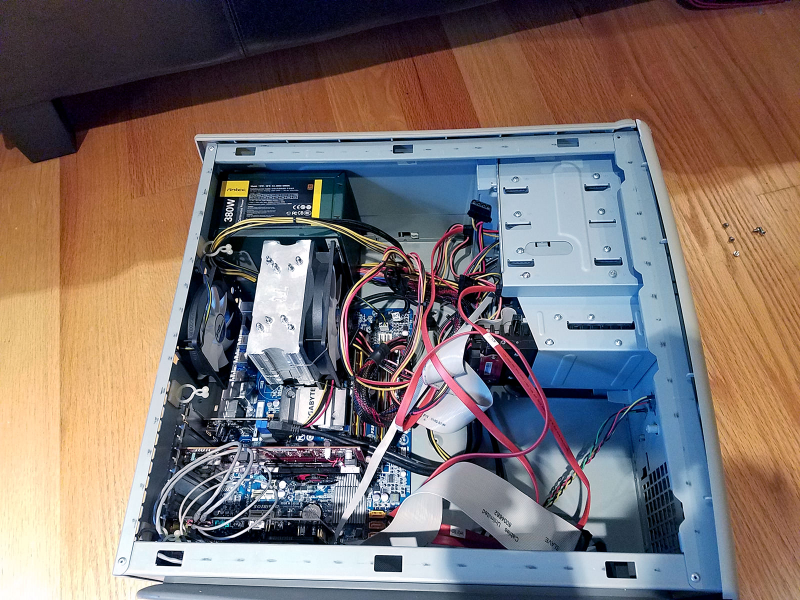 Illustration for article titled Windows XP gaming rig - ugly AF
